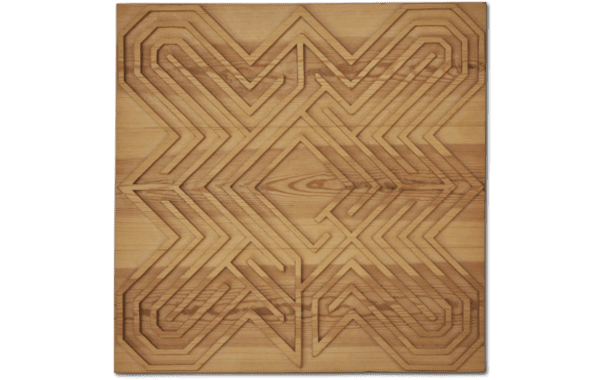 Immagine di scultura in legno labirinto intaglio legno di pino, immagine su sfondo bianco