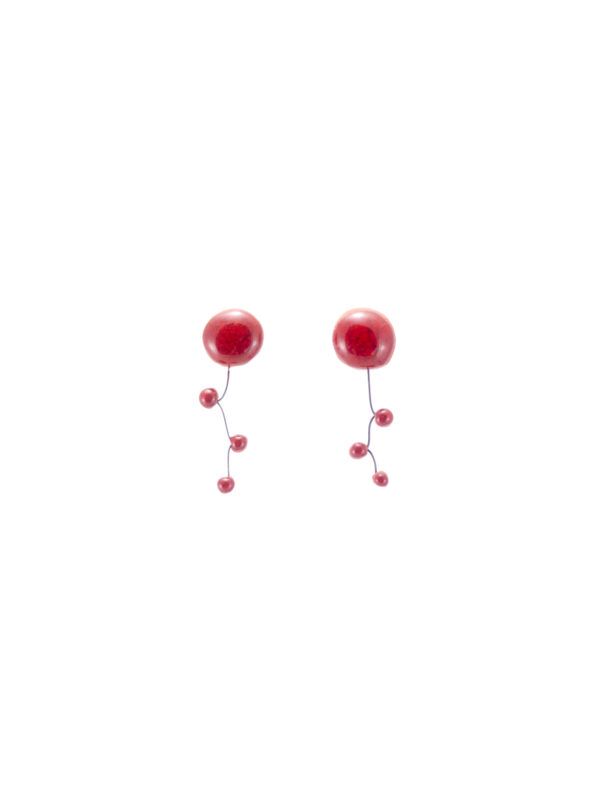 Immagine di coppia di orecchini in ceramica e metallo ispirati alla pianta detta Kleinia Rowleyana. Colore rosso su sfondo bianco.