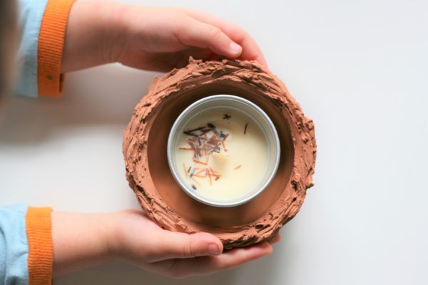 Immagine di ciotolina nido in terracotta con candela di cera una bolla