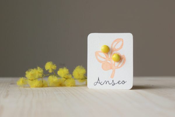 Immagine di orecchini a lobo Fiore di mimosa in ceramica, colore giallo