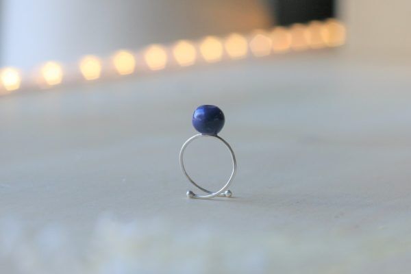immagine di anello in argento con mirtillo blu di ceramica