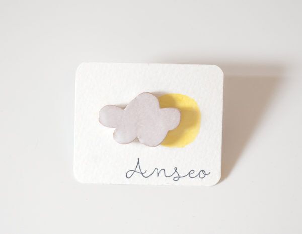 Spilla con piccola nuvola bianca in ceramica.