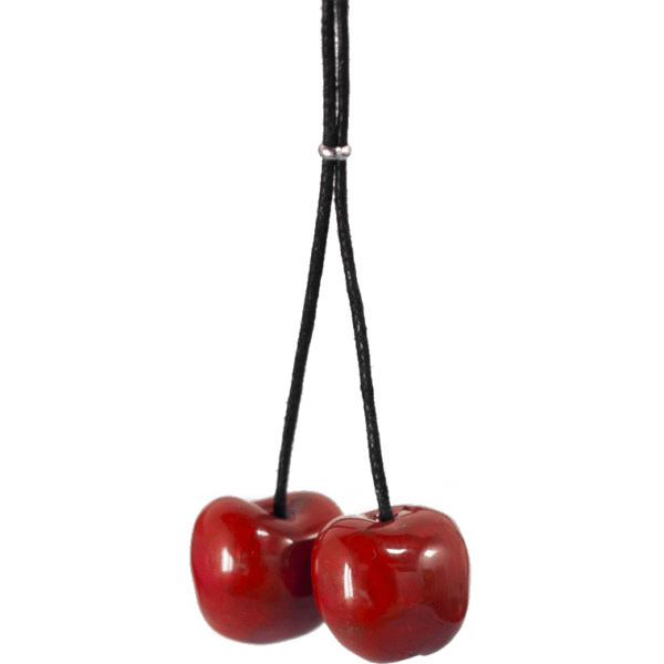 Collana Ciliegia + collana artigianale in ceramica con ciondoli ciliegie di Vignola IGP. Immagine di collana ciliegia gioiello artigianale ceramica su sfondo bianco