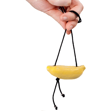 Collana in ceramica con ciondolo a forma di banana su sfondo bianco